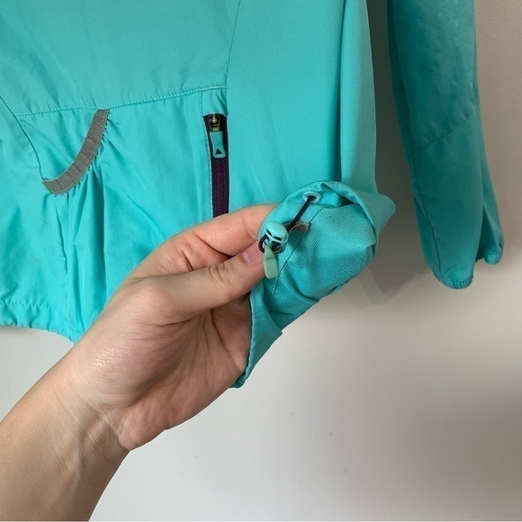 The North Face Women’s Running windbreaker Jacket, water resistant outer shell - Picture 5 of 10